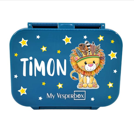 Petrolfarbene Kinder Znünibox mit dem Namen "Timon", verziert mit einem niedlichen Löwen im Indianerlook mit Federschmuck. Umgeben ist das Design von gelben und weißen Sternen. Unten steht der Schriftzug "My Vesperbox".