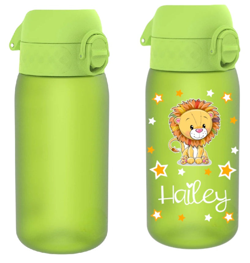 trinkflasche kinder, trinkflasche kinder personalisiert, trinkflasche kinder mit name, trinkflasche kinder auslaufsicher, trinkflasche kinder leicht, trinkflasche kinder grün, trinkflasche kinder bedruckt, trinkflasche kinder beschriftet, trinkflasche, trinkflasche grün, trinkflasche personalisiert, trinkflasche kaufen, trinkflasche kinder unterwegs, trinkflasche kinder kindergarten, trinkflasche kinder ohne strohhalm, trinkflasche kinder ab 3 Jahren, trinkflasche kinder kaufen,schweiz, trinkflasche löwe