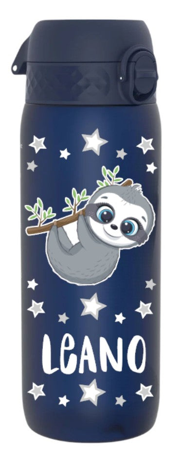 trinkflasche, sport trinkflasche, wasserflasche, trinkflasche personalisiert, sport trinkflasche personalisiert, wasserflasche personalisiert, trinkflasche auslaufsicher, trinkflasche mit name, trinfklasche kohlensäure, trinkflasche kaufen, trinkflasche personalisiert kinder, sport trinkflasche kinder kaufen, trinkflasche schule, trinkflasche bedruckt, trinkflasche beschriftet, trinkflasche dunkelblau, trinkflasche erwachsene, trinkflasche erwachsene personalisiert, mit motiv, faultier, trinkflasche schweiz