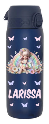 trinkflasche, sport trinkflasche, wasserflasche, trinkflasche personalisiert, sport trinkflasche personalisiert, wasserflasche personalisiert, trinkflasche auslaufsicher, trinkflasche mit name, trinfklasche kohlensäure, trinkflasche kaufen, trinkflasche personalisiert kinder, sport trinkflasche kinder kaufen, trinkflasche schule, trinkflasche bedruckt, trinkflasche beschriftet, trinkflasche dunkelblau, trinkflasche erwachsene, trinkflasche erwachsene personalisiert, mit motiv, fee, trinkflasche schweiz