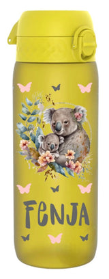 trinkflasche, sport trinkflasche, wasserflasche, trinkflasche personalisiert, sport trinkflasche personalisiert, wasserflasche personalisiert, trinkflasche auslaufsicher, trinkflasche mit name, trinfklasche kohlensäure, trinkflasche kaufen, trinkflasche personalisiert kinder, sport trinkflasche kinder kaufen, trinkflasche schule, trinkflasche bedruckt, trinkflasche beschriftet, trinkflasche gelb, trinkflasche erwachsene, trinkflasche erwachsene personalisiert, mit motiv, koala, trinkflasche schweiz