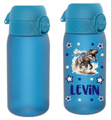 trinkflasche kinder, trinkflasche kinder personalisiert, trinkflasche kinder mit name, trinkflasche kinder auslaufsicher, trinkflasche kinder leicht, trinkflasche kinder blau, trinkflasche kinder bedruckt, trinkflasche kinder beschriftet, trinkflasche, trinkflasche junge,trinkflasche personalisiert, trinkflasche kaufen, trinkflasche kinder unterwegs, trinkflasche kinder kindergarten, trinkflasche kinder ohne strohhalm, trinkflasche kinder ab 3 Jahren, trinkflasche kinder kaufen, trinkflasche dino