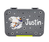 lunchbox fussball, lunchbox fussballer, znünibox fussball, znünibox fussballer, znünibox personalisiert, znünibox kinder personalisiert, znünibox mit name, lunchbox mit name, lunchbox kinder personalisiert, lunchbox auslaufsicher, lunchbox unterteilt kinder, znünibox unterteilt kinder, znünibox unterteilt, znünibox personalisiert schweiz, yumbox, yumbox personalisiert, baurelia box
